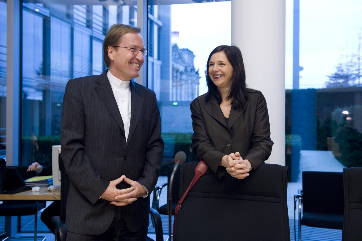 Göring-Eckardt, Katrin Konstituierende Sitzung des Ausschusses für Verkehr, Bau und Stadtentwicklung.; Dr. Ulrich Schöler, (li.), Abteilungsleiter W (Bundestagsverwaltung),  im Gespräch mit Vizepräsidentin des Deutschen Bundestages Katrin Göring-Eckardt, Bündnis 90/Die Grünen, MdB, (re.).