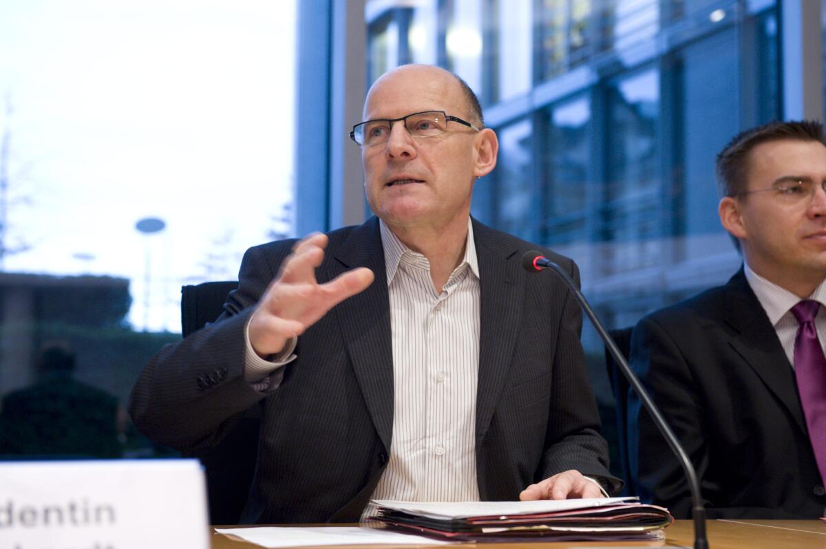 Konstituierende Sitzung des Ausschusses für Verkehr, Bau und Stadtentwicklung des Deutschen Bundestages. Winfried Hermann, Bündnis 90/Die Grünen, MdB, Vorsitzender des Ausschusses, bei der Sitzung.; Ausschussvorsitzender, Rede, Redner, Mikrophon, Geste, Gestik, Mimik Hermann, Winfried Konstituierende Sitzung des Ausschusses für Verkehr, Bau und Stadtentwicklung des Deutschen Bundestages. Winfried Hermann, Bündnis 90/Die Grünen, MdB, Vorsitzender des Ausschusses, bei der Sitzung.; Ausschussvorsitzender, Rede, Redner, Mikrophon, Geste, Gestik, Mimik