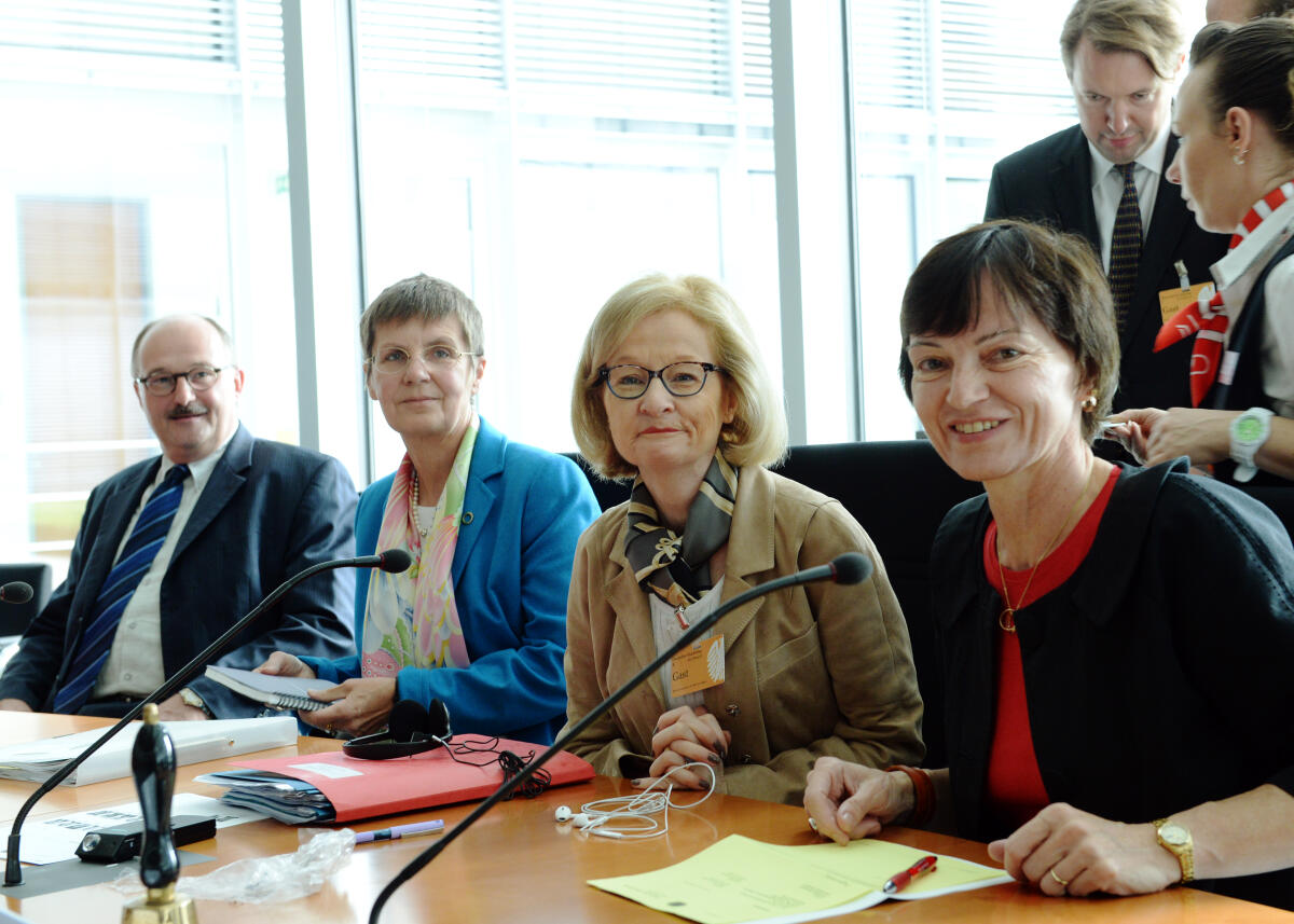 Arndt-Brauer, Ingrid; Nouy, Danièle; König, Elke; Meister, Michael Ingrid Arndt-Brauer, (re), SPD, Vorsitzende des Ausschusses des Deutschen Bundestages für Finanzen, eröffnet die Ausschusssitzung zum Thema "Bankenaufsicht", an der Danièle Nouy, (2.v.re), Vorsitzende des Aufsichtsgremiums des bei der EZB angesiedelten einheitlichen Aufsichtsmechanismus SSM, Dr. Elke König, (2.v.li), Präsidentin der Bundesanstalt für Finanzdienstleistungsaufsicht, und Dr. Michael Meister, (li), CDU/CSU, Parlamentarischer Staatssekretär, teil nehmen.