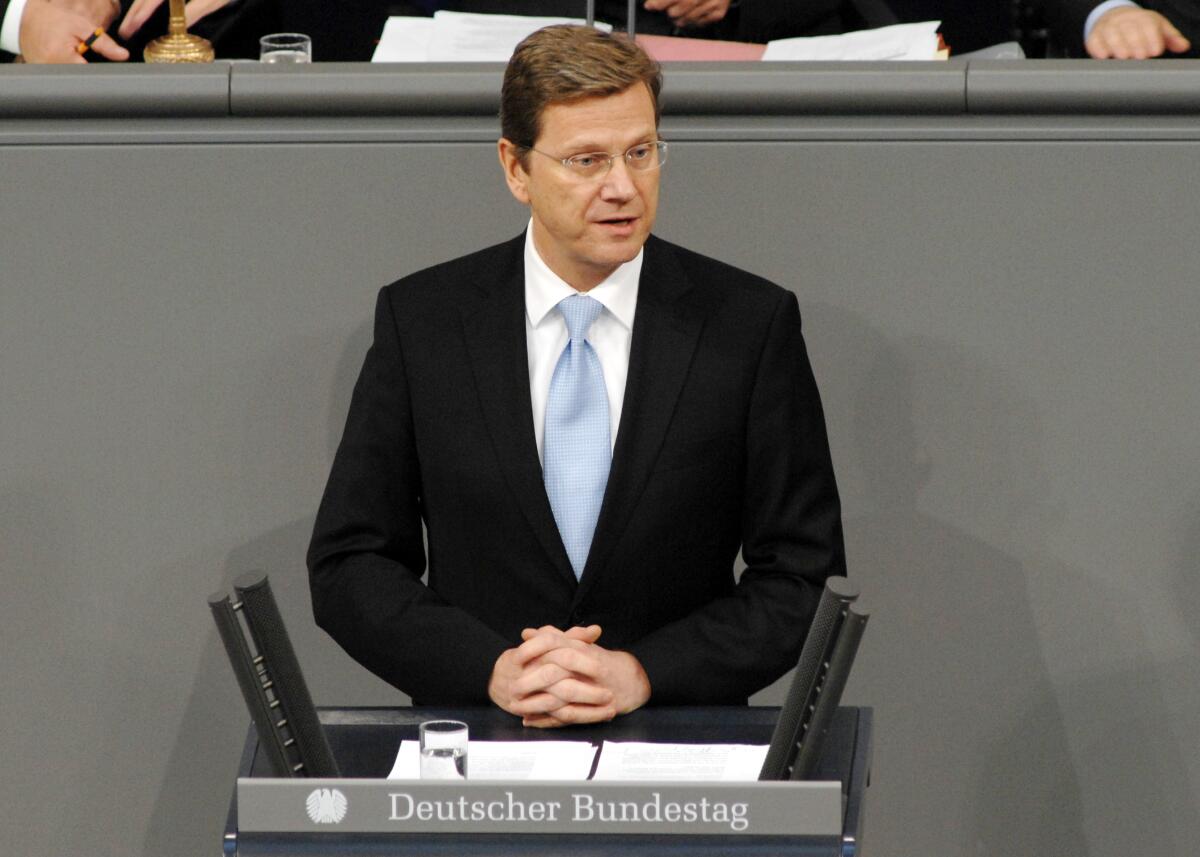 Dr. Guido Westerwelle, BMin., FDP, Bundestagsabgeordneter, Abgeordneter, Mitglied des Deutschen Bundestages, MdB, Rede, Deutscher Bundestag, 7. Sitzung, TOP 3, Thema: Bundeswehreinsatz Afghanistan (ISAF).; Rednerpult. Westerwelle, Guido Dr. Guido Westerwelle, BMin., FDP, Bundestagsabgeordneter, Abgeordneter, Mitglied des Deutschen Bundestages, MdB, Rede, Deutscher Bundestag, 7. Sitzung, TOP 3, Thema: Bundeswehreinsatz Afghanistan (ISAF).; Rednerpult.