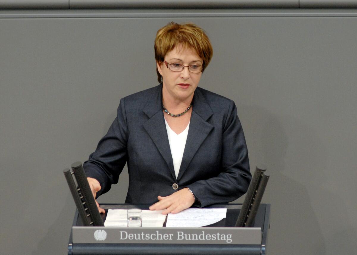 Karin Evers-Meyer, SPD, Bundestagsabgeordnete, Abgeordnete, Mitglied des Deutschen Bundestages, MdB, Rede, Deutscher Bundestag, 7. Sitzung, TOP 3, Thema: Bundeswehreinsatz Afghanistan (ISAF).; Rednerpult. Evers-Meyer, Karin Karin Evers-Meyer, SPD, Bundestagsabgeordnete, Abgeordnete, Mitglied des Deutschen Bundestages, MdB, Rede, Deutscher Bundestag, 7. Sitzung, TOP 3, Thema: Bundeswehreinsatz Afghanistan (ISAF).; Rednerpult.