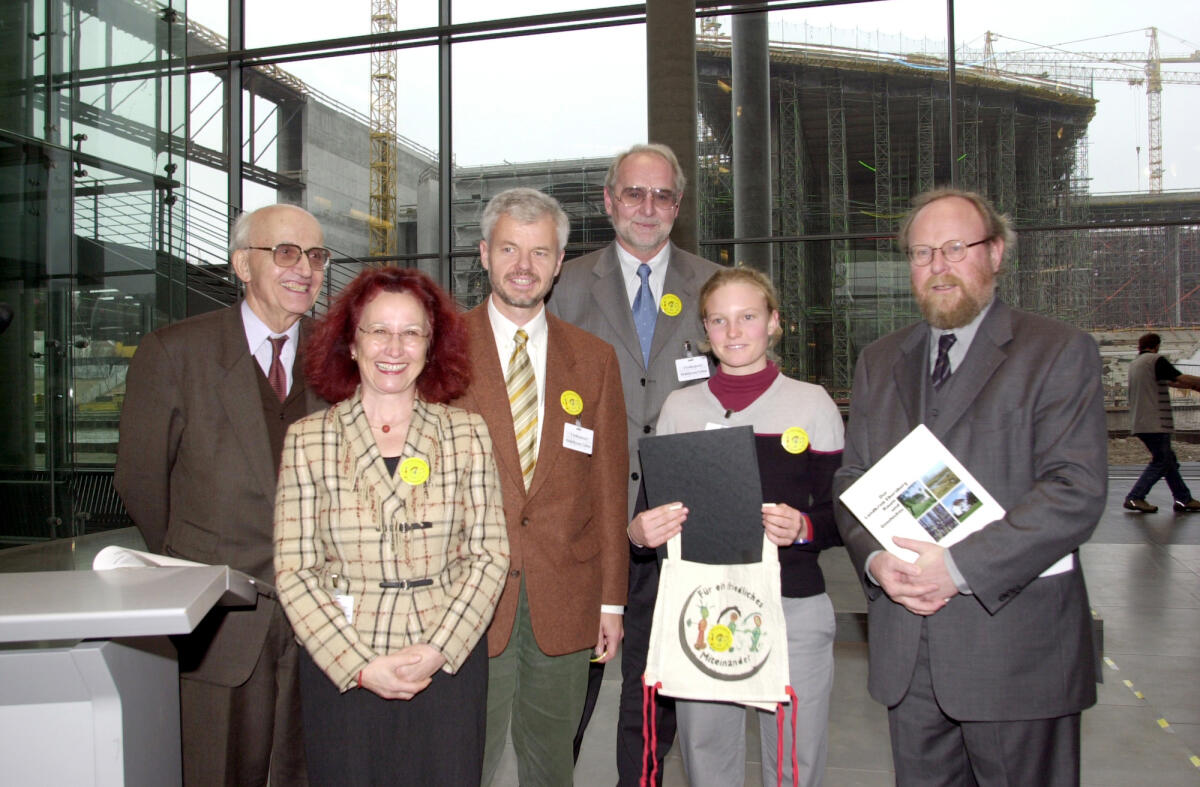 Bundestagspräsident Wolfgang Thierse, SPD, rechts, verleiht den Förderpreis "Demokratie leben", an Prof. Dr. Carl-Christoph Schweitzer, ganz links, mit Veronika Ellmann, Herrn Rombek und weiteren Mitgliedern der Agenda 21 des Landkreises Ebersberg, Bayern.; Preis, Auszeichnung, Preisverleihung Thierse, Wolfgang; Schweitzer, Carl-Christoph; Ellmann, Veronika Bundestagspräsident Wolfgang Thierse, SPD, rechts, verleiht den Förderpreis "Demokratie leben", an Prof. Dr. Carl-Christoph Schweitzer, ganz links, mit Veronika Ellmann, Herrn Rombek und weiteren Mitgliedern der Agenda 21 des Landkreises Ebersberg, Bayern.; Preis, Auszeichnung, Preisverleihung