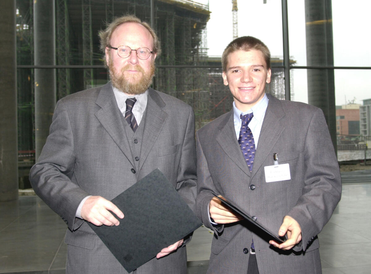 Bundestagspräsident Wolfgang Thierse, SPD, (links), verleiht den Förderpreis "Demokratie leben", an Lars Kettner, Oerlinghausen NRW, Für Toleranz und Zivilcourage, gegen Gewalt und Fremdenfeindlichkeit.; Preisverleihung Thierse, Wolfgang; Kettner, Lars Bundestagspräsident Wolfgang Thierse, SPD, (links), verleiht den Förderpreis "Demokratie leben", an Lars Kettner, Oerlinghausen NRW, Für Toleranz und Zivilcourage, gegen Gewalt und Fremdenfeindlichkeit.; Preisverleihung