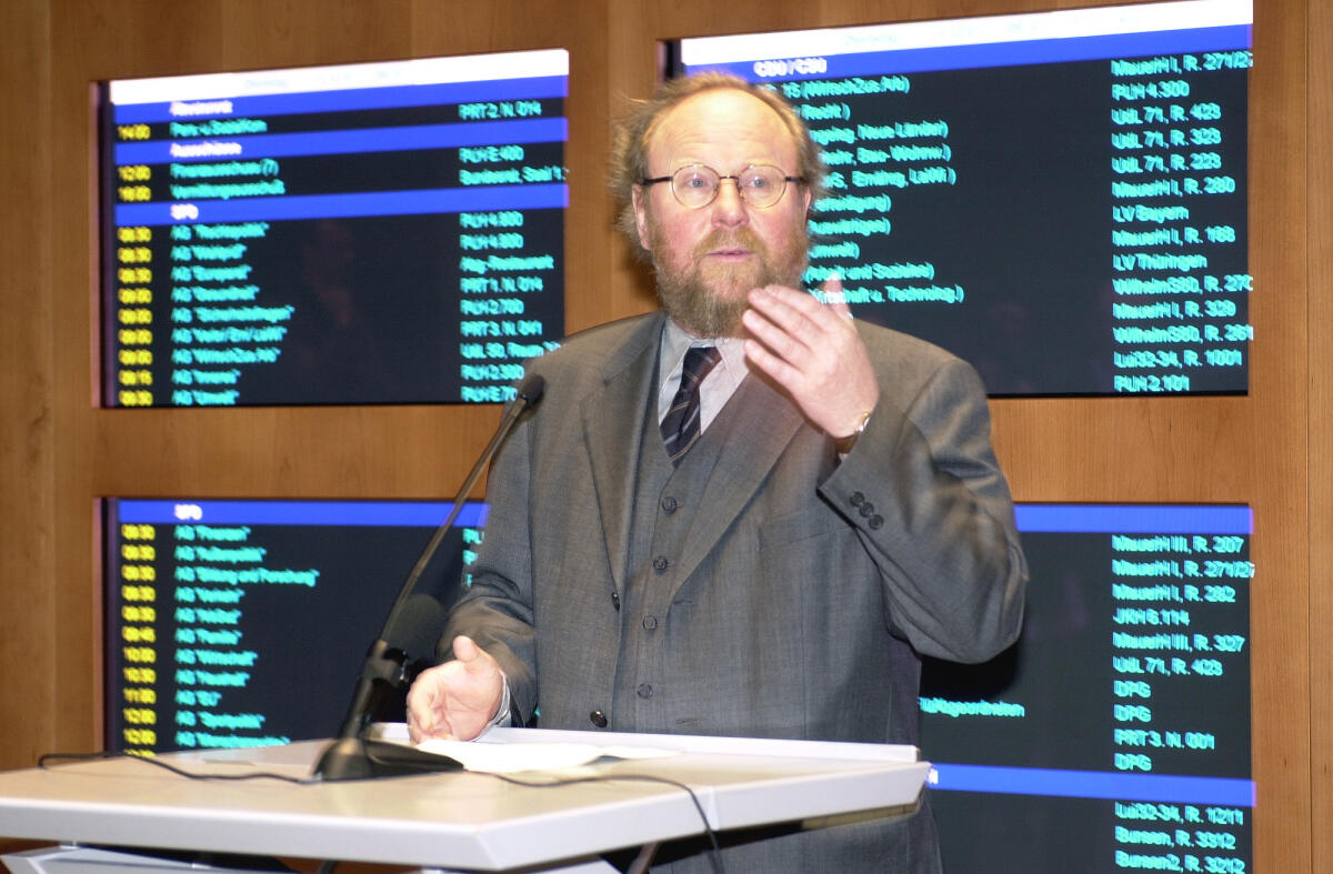 Bundestagspräsident Wolfgang Thierse, SPD, eröffnet die Ausstellung im Paul-Löbe-Haus über das Grundgesetz.; Austellungseröffnung, digitale Anzeigetafel, Monitor, Rede Thierse, Wolfgang Bundestagspräsident Wolfgang Thierse, SPD, eröffnet die Ausstellung im Paul-Löbe-Haus über das Grundgesetz.; Austellungseröffnung, digitale Anzeigetafel, Monitor, Rede