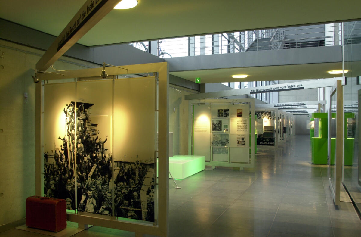 Bundestagspräsident Wolfgang Thierse, SPD, eröffnet die Ausstellung im Paul-Löbe-Haus über das Grundgesetz.; Austellungseröffnung Bundestagspräsident Wolfgang Thierse, SPD, eröffnet die Ausstellung im Paul-Löbe-Haus über das Grundgesetz.; Austellungseröffnung