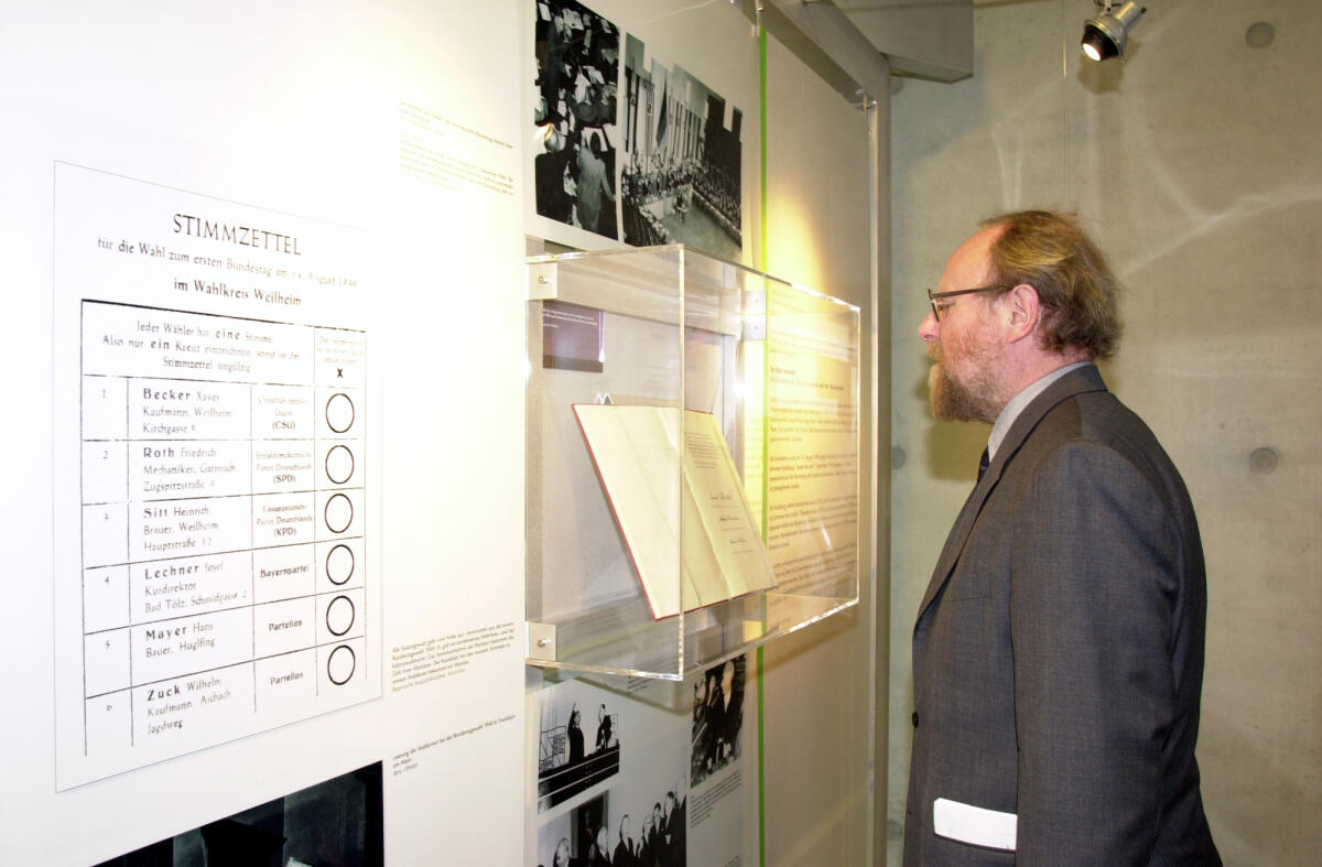 Bundestagspräsident Wolfgang Thierse, SPD, eröffnet die Ausstellung im Paul-Löbe-Haus über das Grundgesetz.; Austellungseröffnung, Besichtigung Thierse, Wolfgang Bundestagspräsident Wolfgang Thierse, SPD, eröffnet die Ausstellung im Paul-Löbe-Haus über das Grundgesetz.; Austellungseröffnung, Besichtigung
