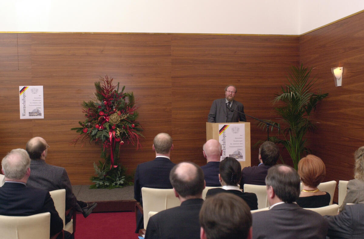 Bundestagspräsident Wolfgang Thierse, SPD, verleiht den Wissenschaftspreis des Deutschen Bundestages 2001.; Festakt im Kaisersaal der Parlamentarischen Gesellschaft.; Preisverleihung Thierse, Wolfgang Bundestagspräsident Wolfgang Thierse, SPD, verleiht den Wissenschaftspreis des Deutschen Bundestages 2001.; Festakt im Kaisersaal der Parlamentarischen Gesellschaft.; Preisverleihung