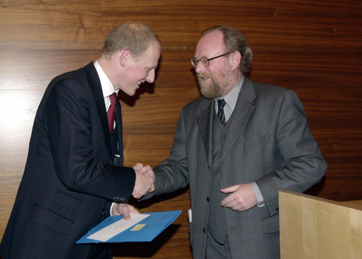 Bundestagspräsident Wolfgang Thierse, SPD, rechts, verleiht den Wissenschaftspreis des Deutschen Bundestages 2001.; Festakt im Kaisersaal der Parlamentarischen Gesellschaft.; Preisträger Dr. Hans Michael Kloth.; Preisverleihung Thierse, Wolfgang; Kloth, Michael Bundestagspräsident Wolfgang Thierse, SPD, rechts, verleiht den Wissenschaftspreis des Deutschen Bundestages 2001.; Festakt im Kaisersaal der Parlamentarischen Gesellschaft.; Preisträger Dr. Hans Michael Kloth.; Preisverleihung