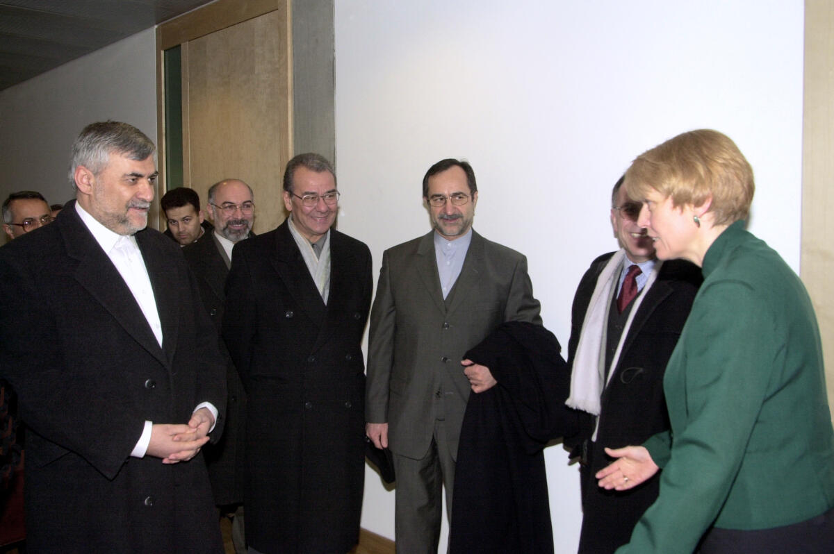 Barnett, Doris Doris Barnett, SPD, rechts, Vorsitzende des Ausschusses für Arbeit und Sozialordnung, empfängt eine iranischen Delegation.; Besuch, Gäste, Treffen, Begrüßung