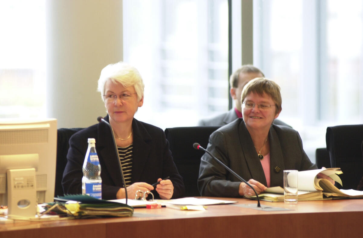 Konstituierende Sitzung des Ausschuss für Familie, Senioren, Frauen und Jugend. Vorsitzende: Christel Riemann-Hanewinckel, SPD, (links).; rechts: Familienstaatssekretärin Dr. Edith Niehuis, SPD.; Sitzungssaal Riemann-Hanewinckel, Christel Konstituierende Sitzung des Ausschuss für Familie, Senioren, Frauen und Jugend. Vorsitzende: Christel Riemann-Hanewinckel, SPD, (links).; rechts: Familienstaatssekretärin Dr. Edith Niehuis, SPD.; Sitzungssaal