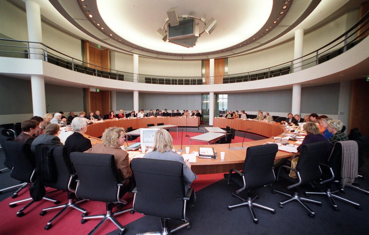 Konstituierende Sitzung des Ausschuss für Familie, Senioren, Frauen und Jugend.; Vorsitzende: Christel Riemann-Hanewinckel, SPD, MdB.; Bundestagsabgeordnete, Abgeordnete, Sitzungssaal Riemann-Hanewinckel, Christel Konstituierende Sitzung des Ausschuss für Familie, Senioren, Frauen und Jugend.; Vorsitzende: Christel Riemann-Hanewinckel, SPD, MdB.; Bundestagsabgeordnete, Abgeordnete, Sitzungssaal