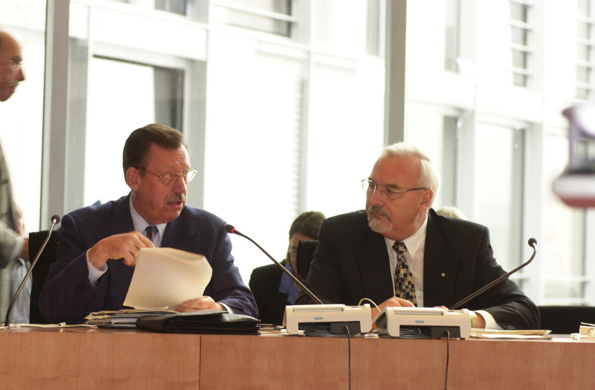 Konstituierende Sitzung des Gesundheitsausschuss.; Vorsitzender: Klaus Kirchner, SPD, MdB, (rechts).; Bundestagsabgeordneter, Abgeordneter, Sitzungssaal Kirschner, Klaus Konstituierende Sitzung des Gesundheitsausschuss.; Vorsitzender: Klaus Kirchner, SPD, MdB, (rechts).; Bundestagsabgeordneter, Abgeordneter, Sitzungssaal