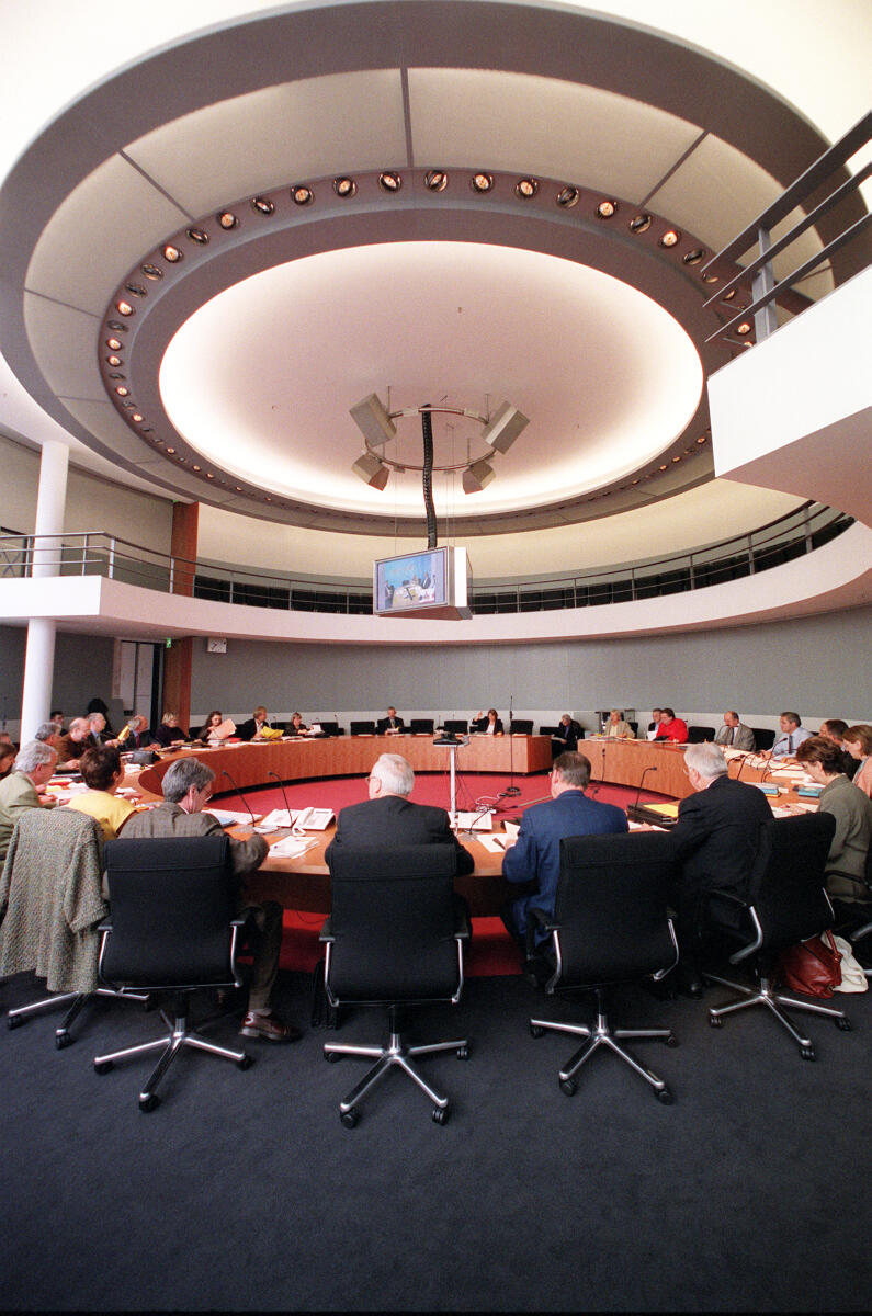 Konstituierende Sitzung des Gesundheitsausschuss.; Vorsitzender: Klaus Kirchner, SPD, MdB.; Bundestagsabgeordneter, Abgeordneter, Sitzungssaal Konstituierende Sitzung des Gesundheitsausschuss.; Vorsitzender: Klaus Kirchner, SPD, MdB.; Bundestagsabgeordneter, Abgeordneter, Sitzungssaal