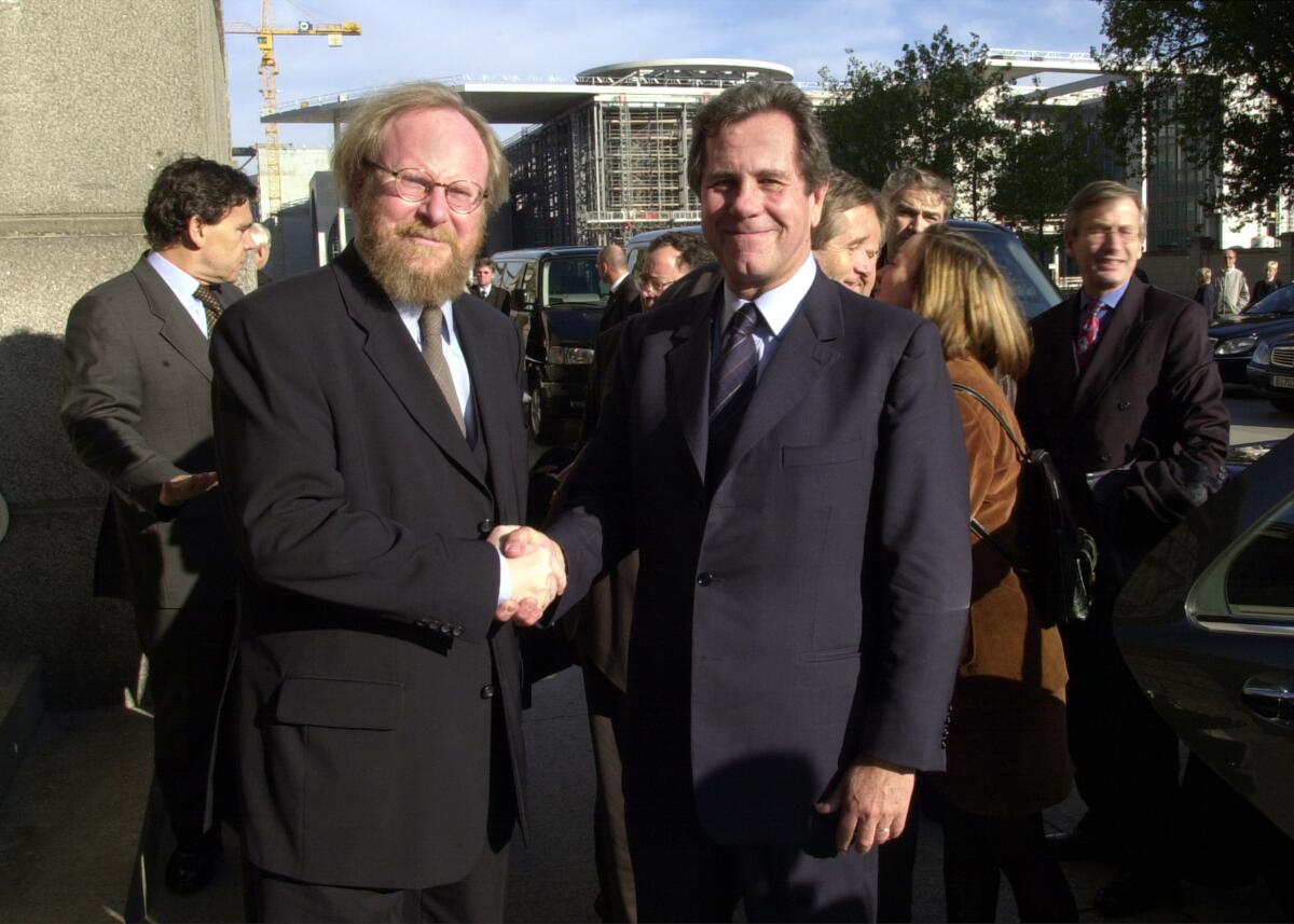 Bundestagspräsident Wolfgang Thierse, SPD, (li.), empfängt seinen französichen Amtskollegen Jean-Louis Debré, Parlamentspräsident Frankreich, bei seiner Ankunft im Reichstag.; Begrüßung Thierse, Wolfgang; Debré, Jean-Louis Bundestagspräsident Wolfgang Thierse, SPD, (li.), empfängt seinen französichen Amtskollegen Jean-Louis Debré, Parlamentspräsident Frankreich, bei seiner Ankunft im Reichstag.; Begrüßung