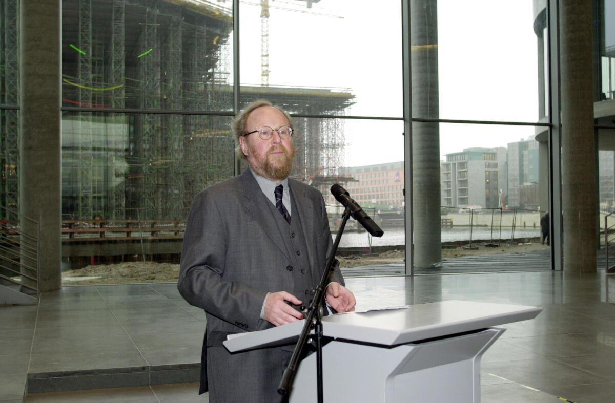 Rede, Bundestagspräsident Wolfgang Thierse, SPD, verleiht den Förderpreis "Demokratie leben". Im Hintergrund Spreebogen und Rohbau Marie-Elisabeth-Lüders-Haus.; Preis, Auszeichnung, Preisverleihung Thierse, Wolfgang Rede, Bundestagspräsident Wolfgang Thierse, SPD, verleiht den Förderpreis "Demokratie leben". Im Hintergrund Spreebogen und Rohbau Marie-Elisabeth-Lüders-Haus.; Preis, Auszeichnung, Preisverleihung