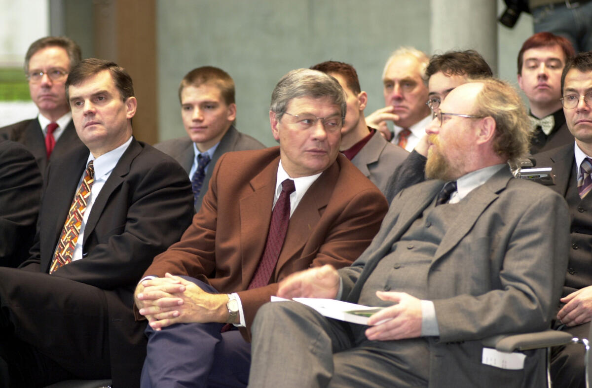 Bundestagspräsident Wolfgang Thierse, SPD, rechts, verleiht den Förderpreis "Demokratie leben".; Preis, Auszeichnung, Preisverleihung Thierse, Wolfgang Bundestagspräsident Wolfgang Thierse, SPD, rechts, verleiht den Förderpreis "Demokratie leben".; Preis, Auszeichnung, Preisverleihung