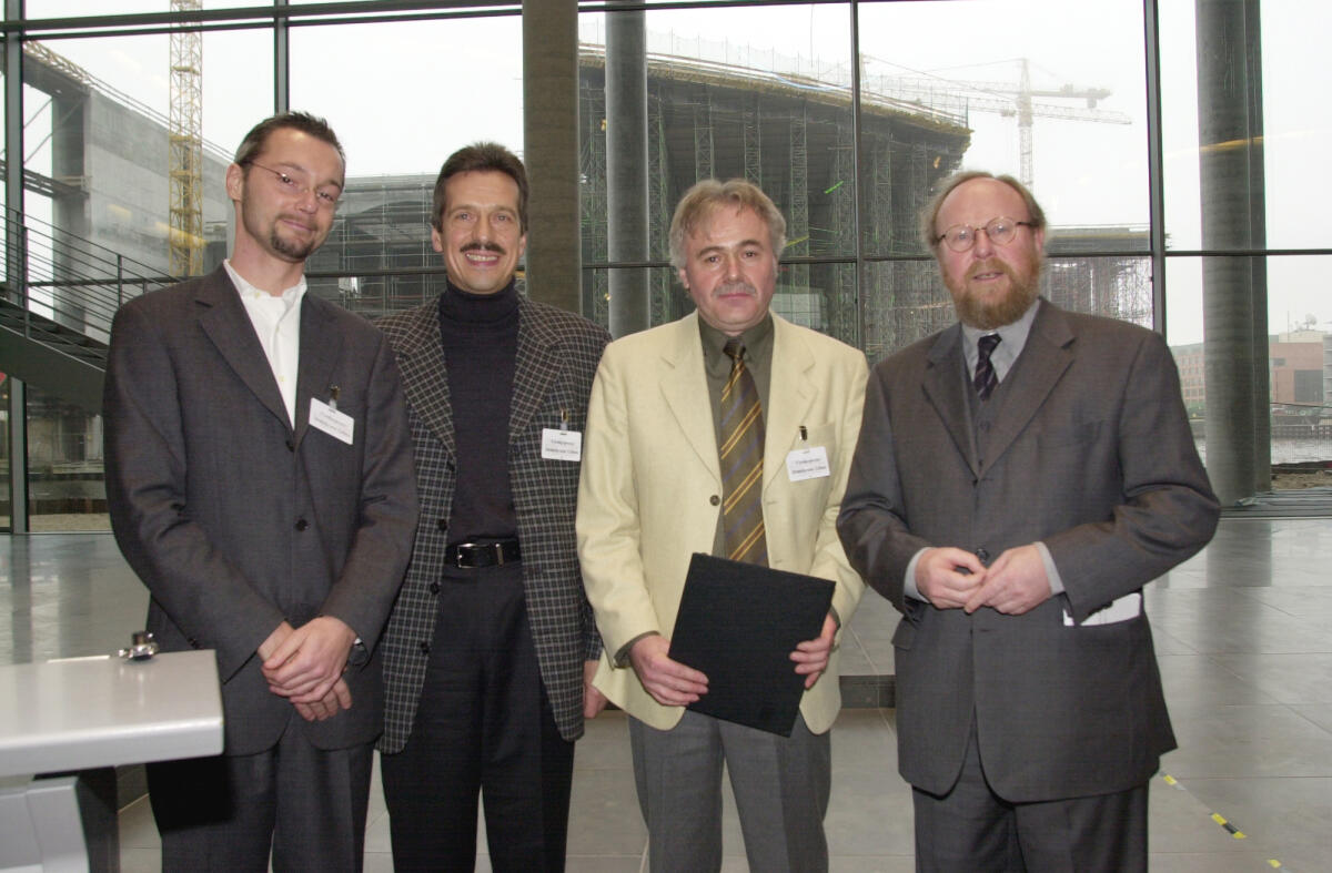 Bundestagspräsident Wolfgang Thierse, SPD, rechts, verleiht den Förderpreis "Demokratie leben", an Julian Geist, Jürgen Riechers und Jürgen Exner vom Internationalen Jugendbegegnungsprojekt Ausschwitz, Schülerberatung Hannover.; Preis, Auszeichnung, Preisverleihung Thierse, Wolfgang; Geist, Julian; Riechers, Jürgen; Exner, Jürgen Bundestagspräsident Wolfgang Thierse, SPD, rechts, verleiht den Förderpreis "Demokratie leben", an Julian Geist, Jürgen Riechers und Jürgen Exner vom Internationalen Jugendbegegnungsprojekt Ausschwitz, Schülerberatung Hannover.; Preis, Auszeichnung, Preisverleihung