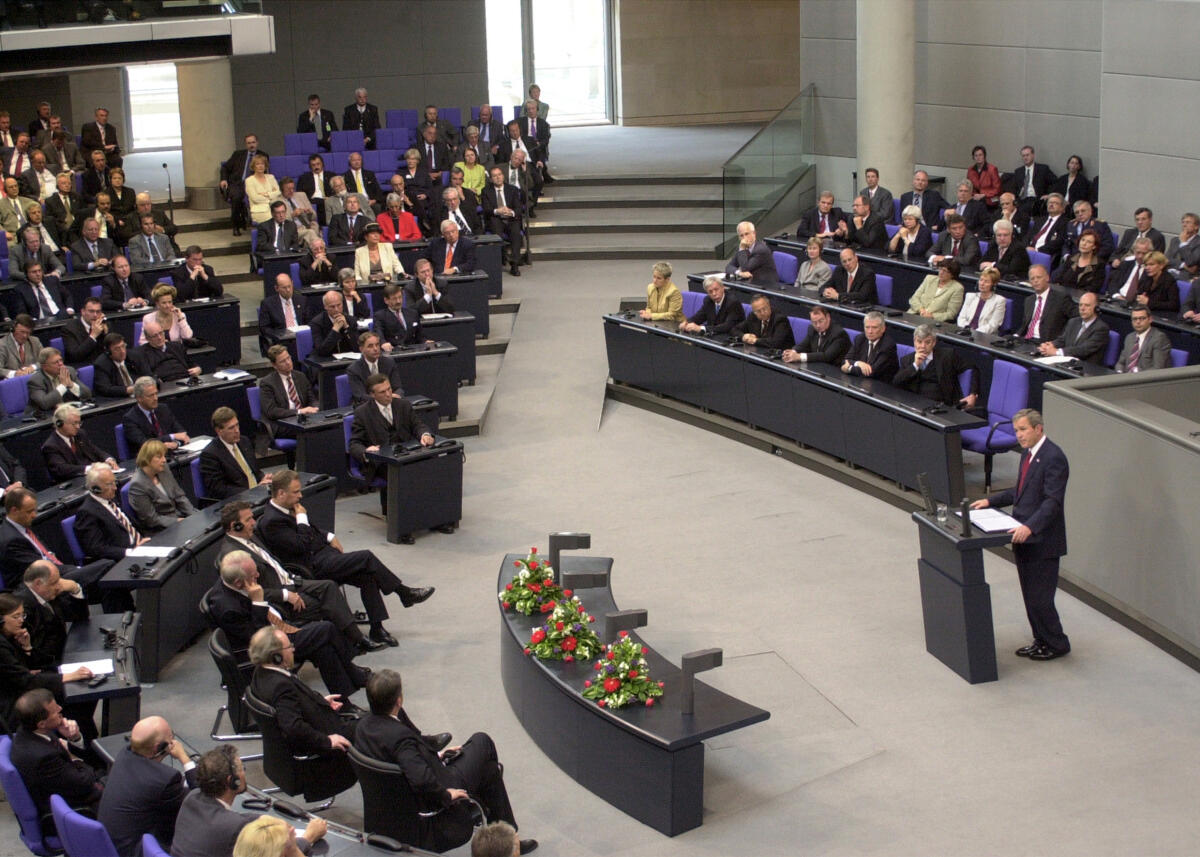 Bush, George W. George W. Bush, Präsident der USA, während seiner Rede als Gast im Deutschen Bundestag.; Präsident, Rednerpult, Plenum