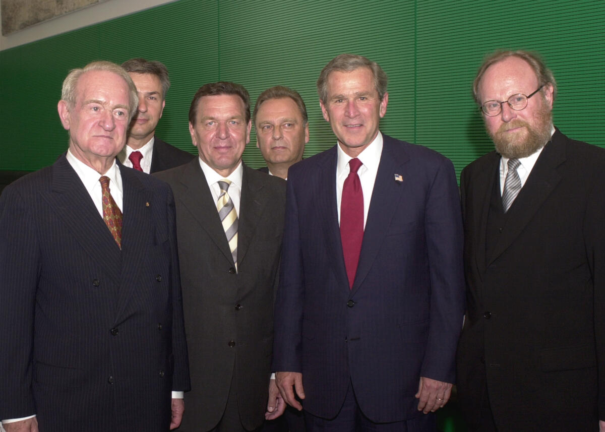 Rau, Johannes; Wowereit, Klaus; Schröder, Gerhard; Papier, Hans-Jürgen; Bush, George W.; Thierse, Wolfgang (v.l.n.r.) Johannes Rau, SPD, Bundespräsident, Klaus Wowereit, SPD, Regierender Bürgermeister, Gerhard Schröder, SPD, Bundeskanzler,  Hans-Jürgen Papier, Präsident Bundesverfassungsgericht, George W. Bush, amerikanischer Präsident, Wolfgang Thierse, SPD, Bundestagspräsident, bei einem Treffen anlässlich des Arbeitsbesuchs des amerikanischen Präsidenten im Deutschen Bundestag, US-Präsident.