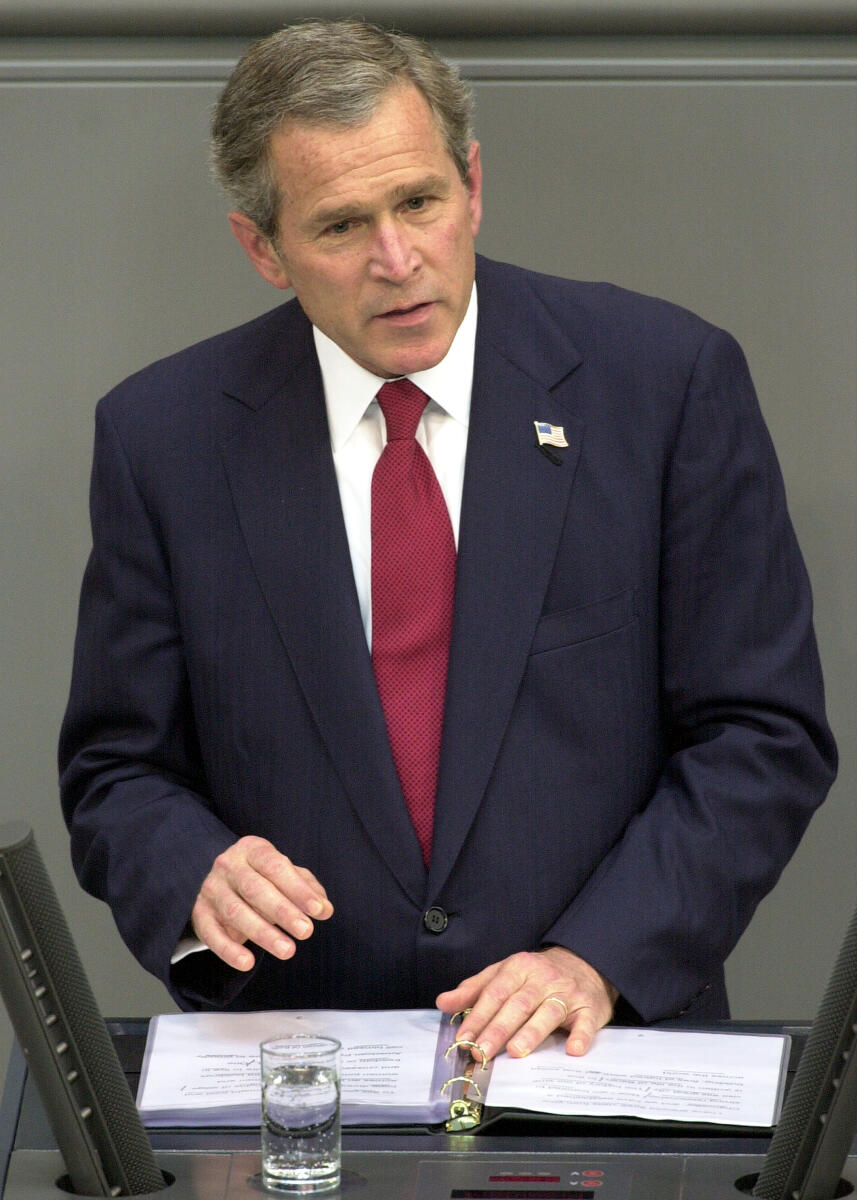 George W. Bush, Präsident der USA, während seiner Rede als Gast im Deutschen Bundestag im Rahmen seines Arbeitsbesuchs. Bush, George W. George W. Bush, Präsident der USA, während seiner Rede als Gast im Deutschen Bundestag im Rahmen seines Arbeitsbesuchs.