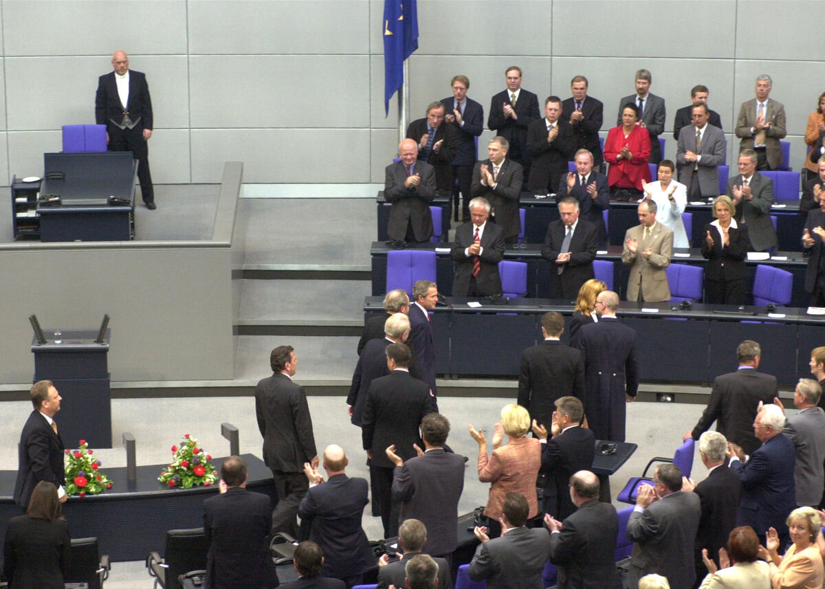 George W. Bush, Präsident der USA, nach seiner Rede im Deutschen Bundestag anlässlich seines Arbeitsbesuchs in Deutschland, beim Verlassen des Plenarsaals.; US-Präsident, Amerika, Plenum, Politiker, Bundestagsabgeordnete, Abgeordnete Bush, George W. George W. Bush, Präsident der USA, nach seiner Rede im Deutschen Bundestag anlässlich seines Arbeitsbesuchs in Deutschland, beim Verlassen des Plenarsaals.; US-Präsident, Amerika, Plenum, Politiker, Bundestagsabgeordnete, Abgeordnete