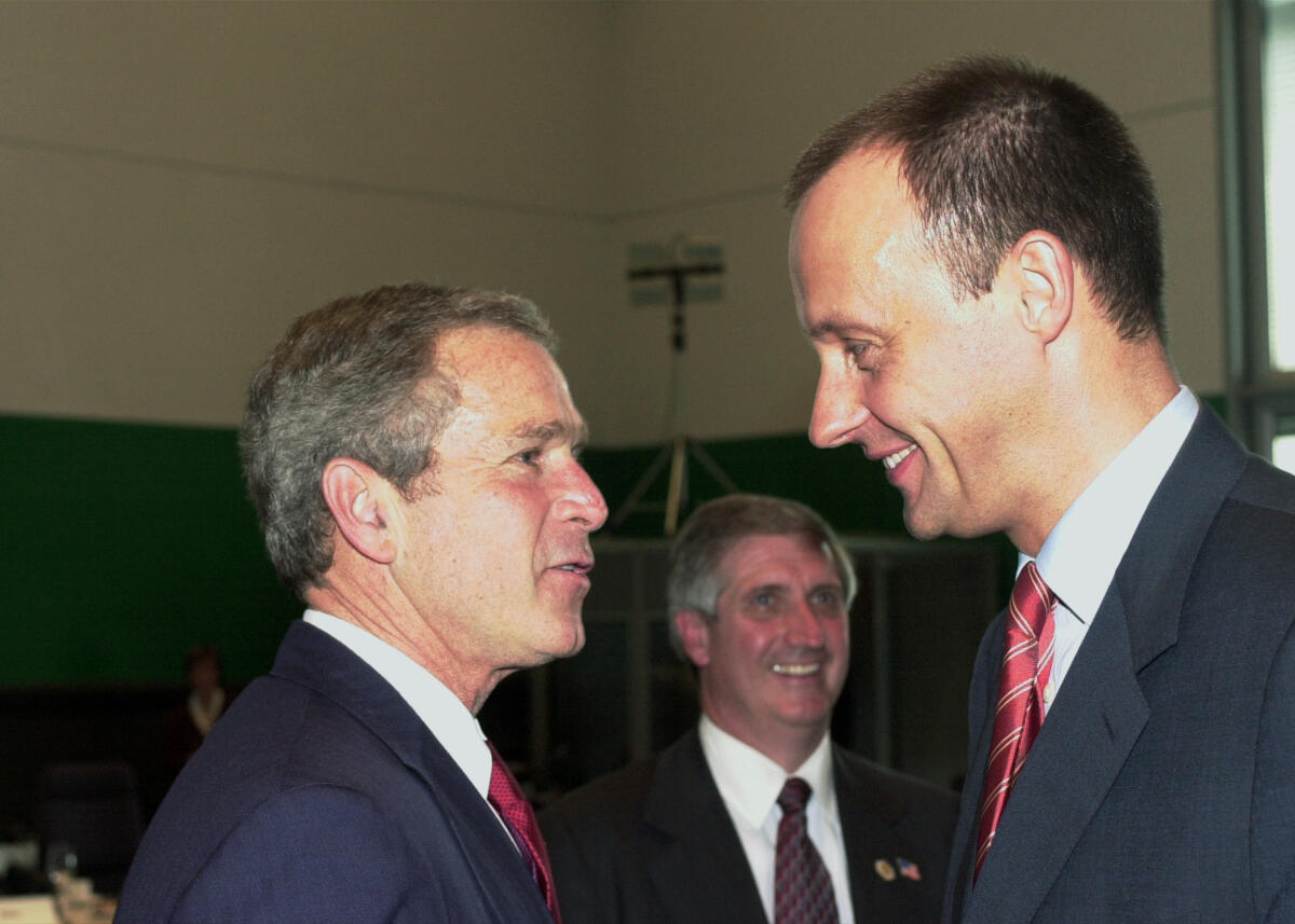 US-Präsident, George W. Bush, amerikanischer Präsident, links, und Friedrich Merz, CDU/CSU Fraktionsvorsitzender, rechts, bei einem Treffen anlässlich des Arbeitsbesuchs des amerikanischen Präsidenten in Deutschland. Merz, Friedrich; Bush, George W. US-Präsident, George W. Bush, amerikanischer Präsident, links, und Friedrich Merz, CDU/CSU Fraktionsvorsitzender, rechts, bei einem Treffen anlässlich des Arbeitsbesuchs des amerikanischen Präsidenten in Deutschland.