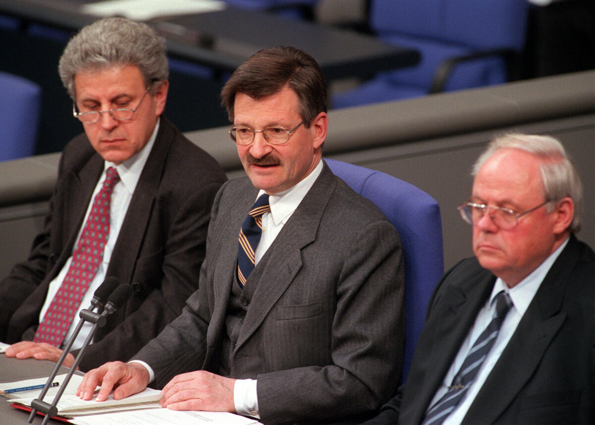 Vorsitz im Plenum: Bundestagsvizepräsident Dr. Hermann Otto Solms, FDP, (mitte), Wolfgang Dehnel, CDU/CSU, (links), Schriftführer, Bernd Reuter, SPD, (rechts), Schriftführer.; MdB, Abgeordnete, Bundestagsabgeordnete, 90. Plenarsitzung des Deutschen Bundestages Solms, Hermann Otto; Dehnel, Wolfgang; Reuter, Bernd Vorsitz im Plenum: Bundestagsvizepräsident Dr. Hermann Otto Solms, FDP, (mitte), Wolfgang Dehnel, CDU/CSU, (links), Schriftführer, Bernd Reuter, SPD, (rechts), Schriftführer.; MdB, Abgeordnete, Bundestagsabgeordnete, 90. Plenarsitzung des Deutschen Bundestages