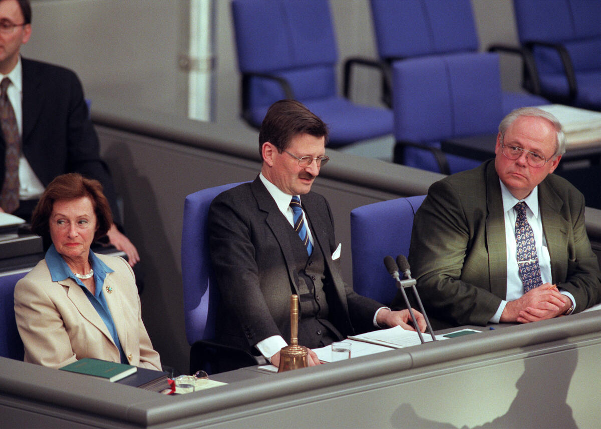 Solms, Hermann Otto; Reinhardt, Erika; Reuter, Bernd Vorsitz im Plenum: Bundestagsvizepräsident Dr. Hermann Otto Solms, FDP, (mitte), Erika Reinhardt, CDU/CSU, (links), Schriftführerin, Bernd Reuter, SPD, (rechts), Schriftführer.; MdB, Abgeordnete, Bundestagsabgeordnete, 99. Plenarsitzung des Deutschen Bundestages