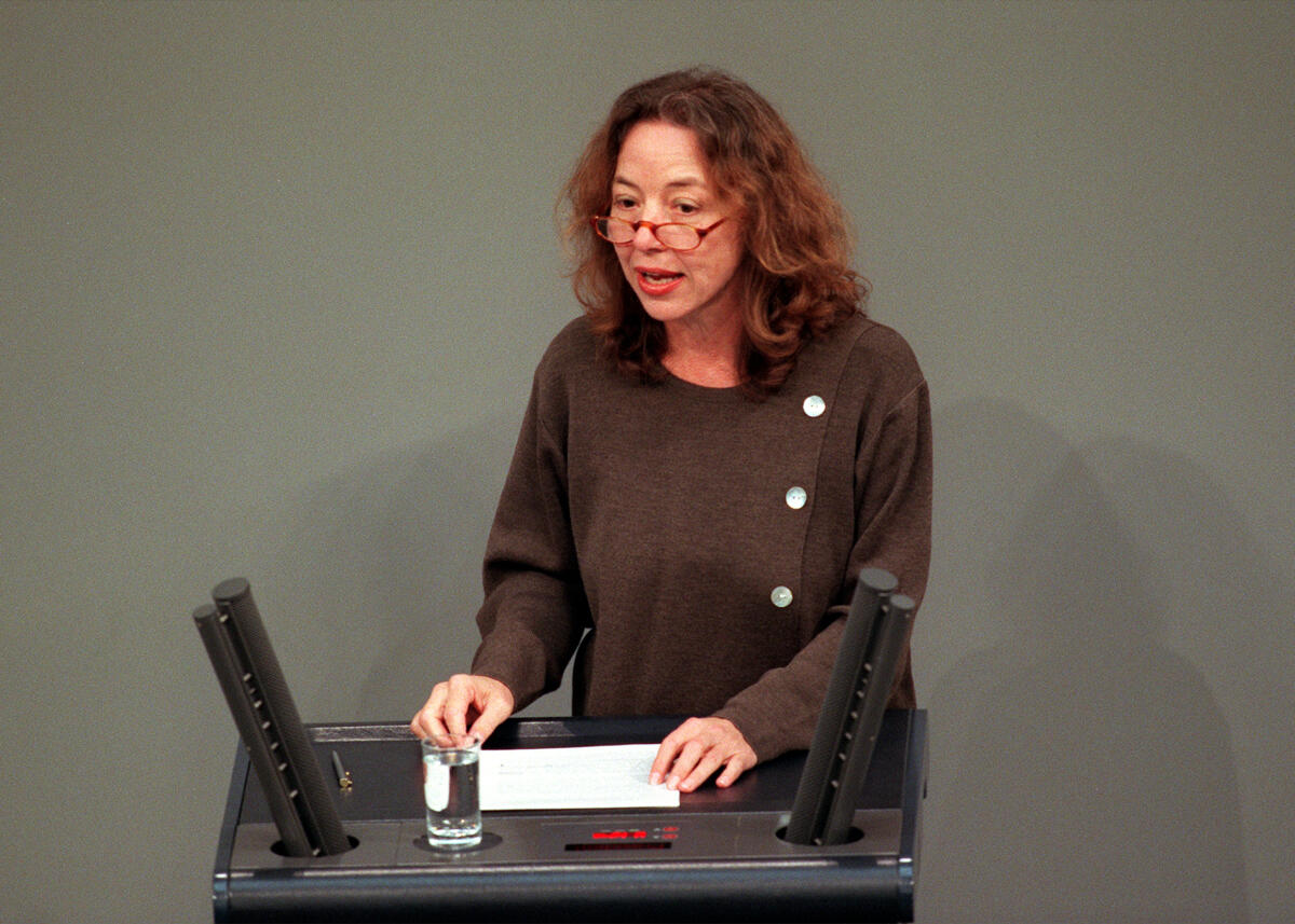 Eid, Uschi Dr. Uschi Eid, Bündnis 90/Die Grünen, MdB, Rede im Deutschen Bundestag.; Bundestagsabgeordnete, Abgeordnete, Plenum, Rednerpult