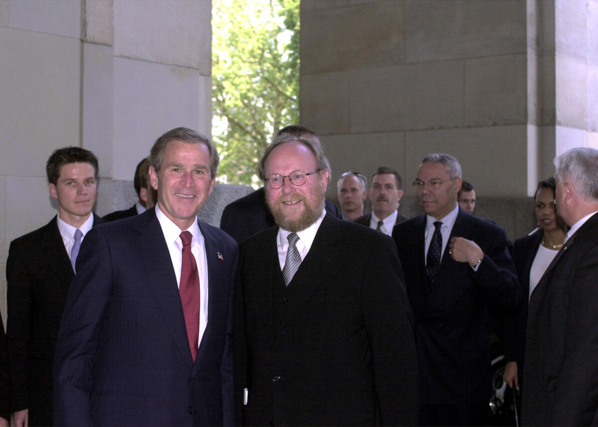 Thierse, Wolfgang; Bush, George W. US-Präsident George W. Bush, (2.v.l.), amerikanischer Präsident, wird von Bundestagspräsident Wolfgang Thierse, SPD,  (rechts), am Osteingang des Reichstagsgebäudes empfangen.; Empfang, Präsident