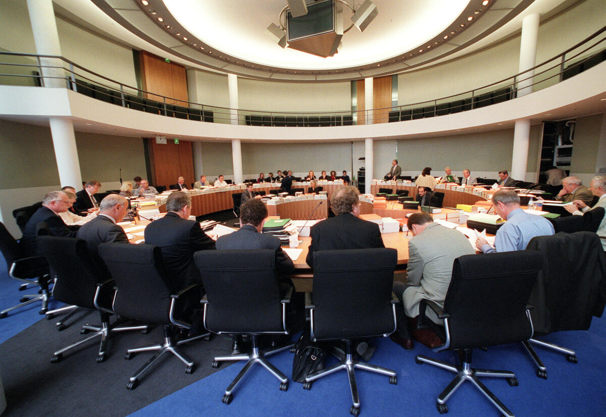 Konstituierende Sitzung des Haushaltsausschuss.; Vorsitzender: Adolf Roth, CDU/CSU, MdB. Roth, Adolf Konstituierende Sitzung des Haushaltsausschuss.; Vorsitzender: Adolf Roth, CDU/CSU, MdB.