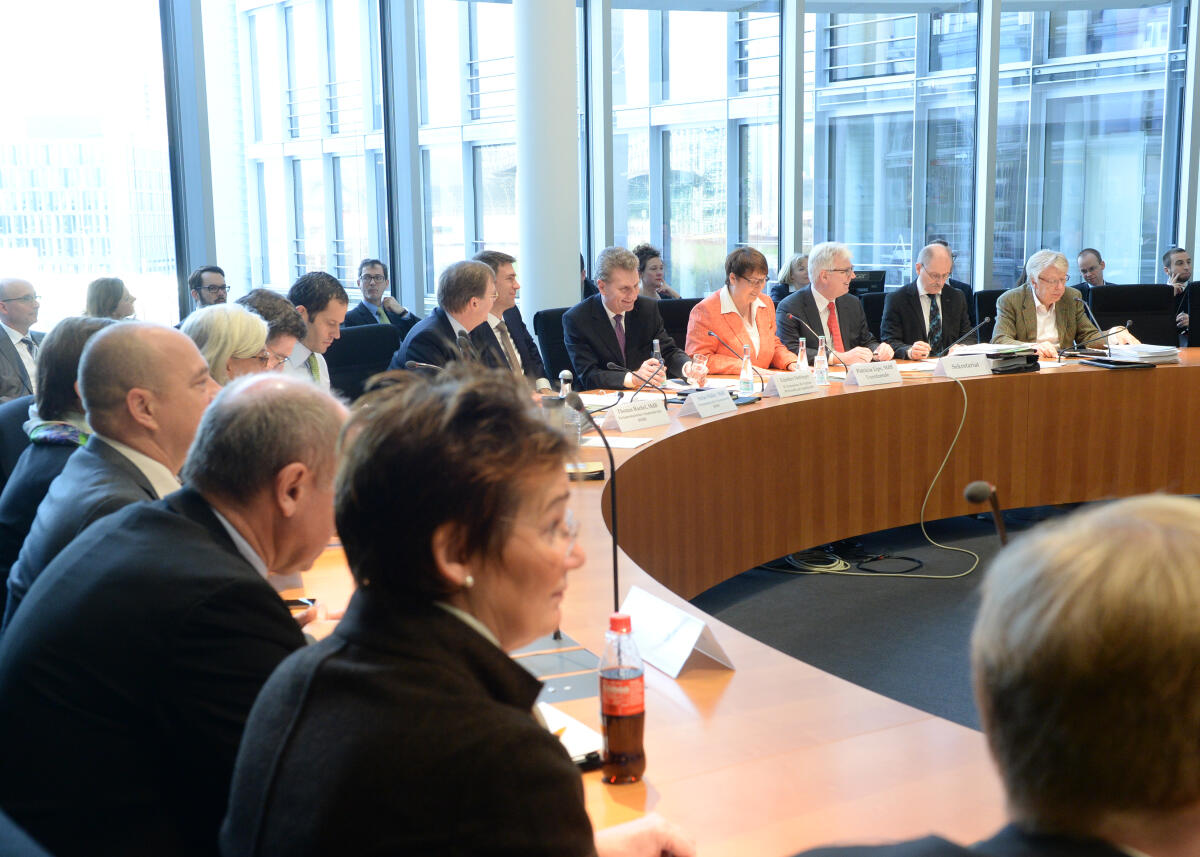 Günther Oettinger, (5.v.re), EU-Kommissar für Digitale Wirtschaft und Gesellschaft, ist zu Gast beim Ausschuss des Deutschen Bundestages für Bildung, Forschung und Technikfolgenabschätzung. Die Vorsitzende des Bundestagsausschusses, Patricia Lips, (4.v.re), CDU/CSU, leitet die Sitzung.; Übersicht. Lips, Patricia; Oettinger, Günther Günther Oettinger, (5.v.re), EU-Kommissar für Digitale Wirtschaft und Gesellschaft, ist zu Gast beim Ausschuss des Deutschen Bundestages für Bildung, Forschung und Technikfolgenabschätzung. Die Vorsitzende des Bundestagsausschusses, Patricia Lips, (4.v.re), CDU/CSU, leitet die Sitzung.; Übersicht.