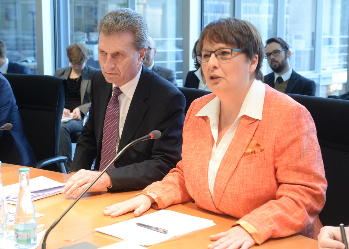 Lips, Patricia; Oettinger, Günther Günther Oettinger, EU-Kommissar für Digitale Wirtschaft und Gesellschaft, ist zu Gast beim Ausschuss des Deutschen Bundestages für Bildung, Forschung und Technikfolgenabschätzung. Die Vorsitzende des Bundestagsausschusses, Patricia Lips, CDU/CSU, leitet die Sitzung.