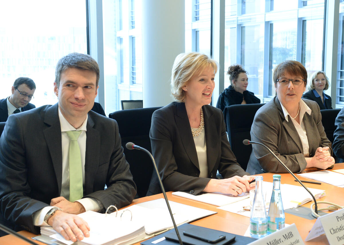 Prof. Dr. Christiane Woopen, (mitte), Vorsitzende des Deutschen Ethikrates, ist zu Gast beim Ausschuss des Deutschen Bundestages für Bildung, Forschung, und Technikfolgenabschätzung. Die Ausschusssitzung wird von der Vorsitzenden Patricia Lips, (re), CDU/CSU, geleitet. An dieser nimmt auch der Parlamentarische Staatssekretär Stephan Müller, (li), CDU/CSU, teil. Lips, Patricia; Woopen, Christiane; Müller, Stephan Prof. Dr. Christiane Woopen, (mitte), Vorsitzende des Deutschen Ethikrates, ist zu Gast beim Ausschuss des Deutschen Bundestages für Bildung, Forschung, und Technikfolgenabschätzung. Die Ausschusssitzung wird von der Vorsitzenden Patricia Lips, (re), CDU/CSU, geleitet. An dieser nimmt auch der Parlamentarische Staatssekretär Stephan Müller, (li), CDU/CSU, teil.