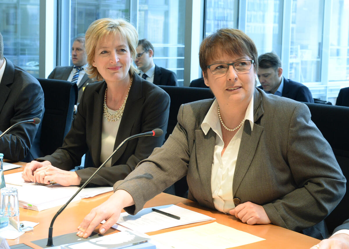 Prof. Dr. Christiane Woopen, (li), Vorsitzende des Deutschen Ethikrates, ist zu Gast beim Ausschuss des Deutschen Bundestages für Bildung, Forschung, und Technikfolgenabschätzung. Die Ausschusssitzung wird von der Vorsitzenden Patricia Lips, (re), CDU/CSU, geleitet. Lips, Patricia; Woopen, Christiane Prof. Dr. Christiane Woopen, (li), Vorsitzende des Deutschen Ethikrates, ist zu Gast beim Ausschuss des Deutschen Bundestages für Bildung, Forschung, und Technikfolgenabschätzung. Die Ausschusssitzung wird von der Vorsitzenden Patricia Lips, (re), CDU/CSU, geleitet.