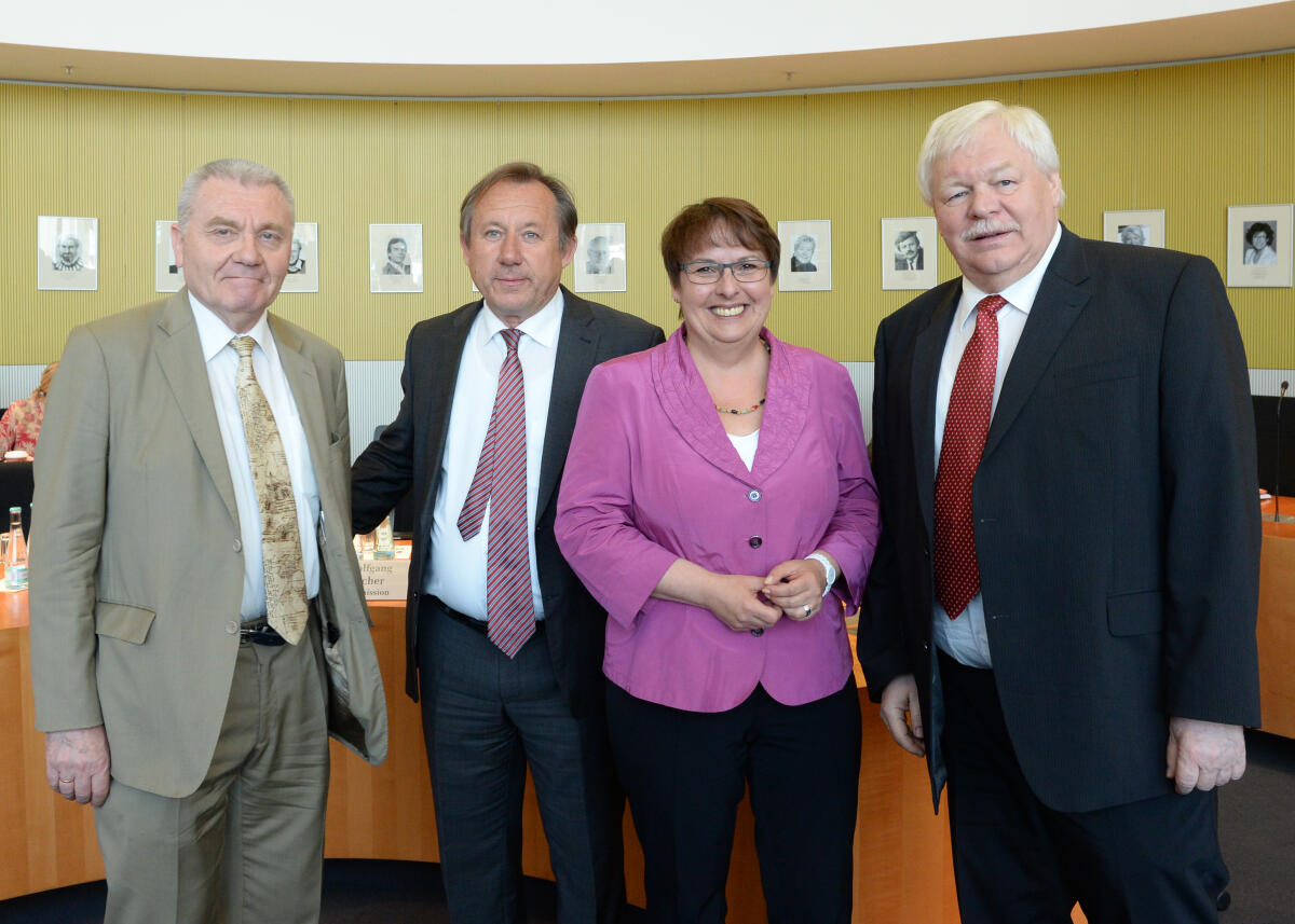 Patricia Lips, CDU/CSU, Vorsitzende des Ausschusses des Deutschen Bundestages für Bildung, Forschung und Technikfolgenabschätzung, leitet eine Ausschusssitzung, an der Prof. Dr. Jean-Pierre Bourguignon, (li), Präsident des ERC, Dr. Wolfgang Burtscher, (2.v.li), stellvertretender Generaldirektor der EU-Kommission, und Prof. Dr. Horst Hippler, (re), Präsident der Hochschulrektorenkonferenz, teil nehmen.; Gruppenfoto. Lips, Patricia; Bourguignon, Jean-Pierre; Burtscher, Wolfgang; Hippler, Horst Patricia Lips, CDU/CSU, Vorsitzende des Ausschusses des Deutschen Bundestages für Bildung, Forschung und Technikfolgenabschätzung, leitet eine Ausschusssitzung, an der Prof. Dr. Jean-Pierre Bourguignon, (li), Präsident des ERC, Dr. Wolfgang Burtscher, (2.v.li), stellvertretender Generaldirektor der EU-Kommission, und Prof. Dr. Horst Hippler, (re), Präsident der Hochschulrektorenkonferenz, teil nehmen.; Gruppenfoto.
