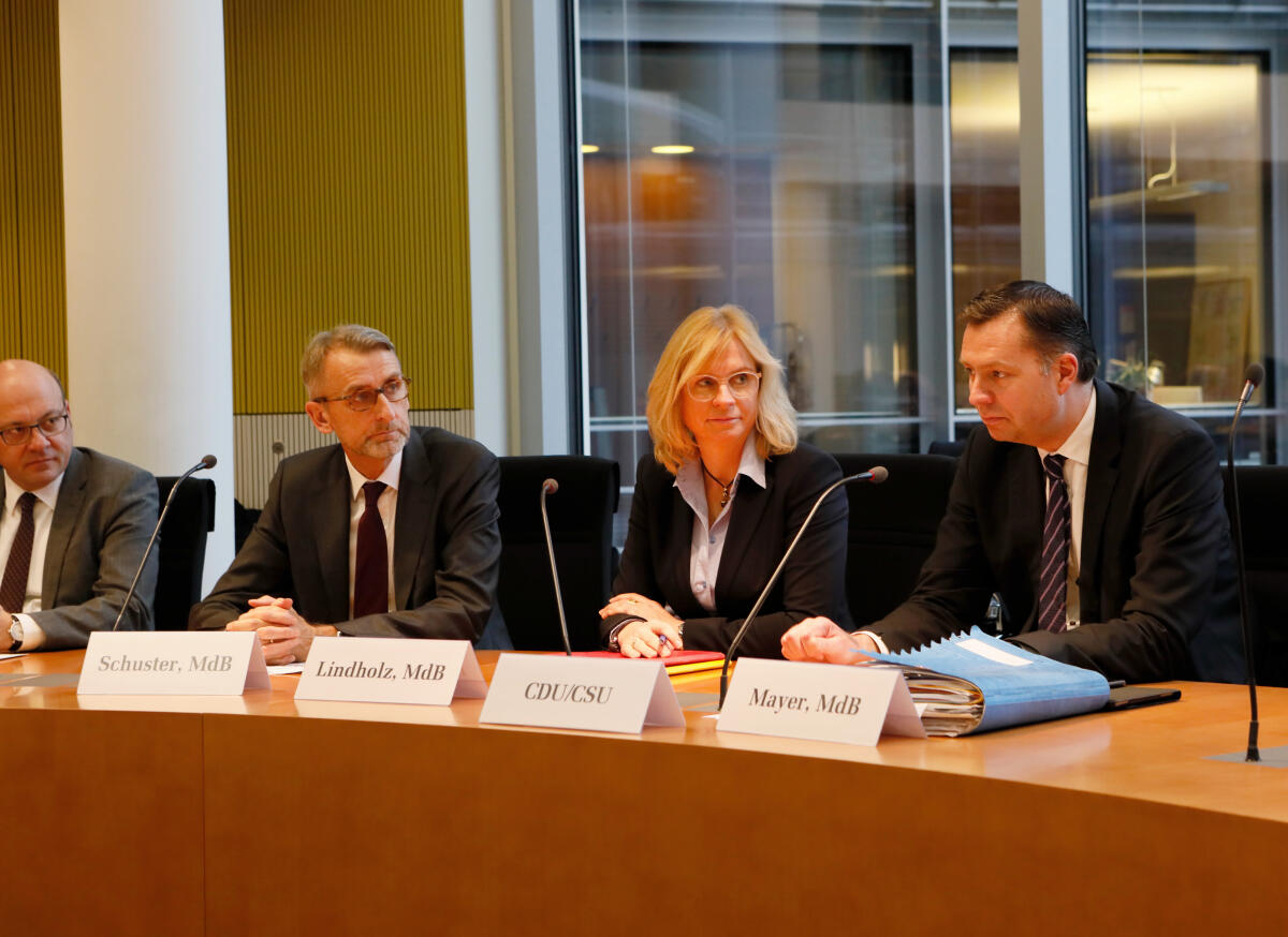 V.r.n.l.: Stephan Mayer, CDU/CSU, MdB, Andrea Lindholz, CDU/CSU, Vorsitzende des Innenausschusses, und Armin Schuster, CDU/CSU, MdB, bei der Konstituierung des Innenausschusses.; konstituiert, Inneres Schuster, Armin; Lindholz, Andrea; Mayer, Stephan V.r.n.l.: Stephan Mayer, CDU/CSU, MdB, Andrea Lindholz, CDU/CSU, Vorsitzende des Innenausschusses, und Armin Schuster, CDU/CSU, MdB, bei der Konstituierung des Innenausschusses.; konstituiert, Inneres