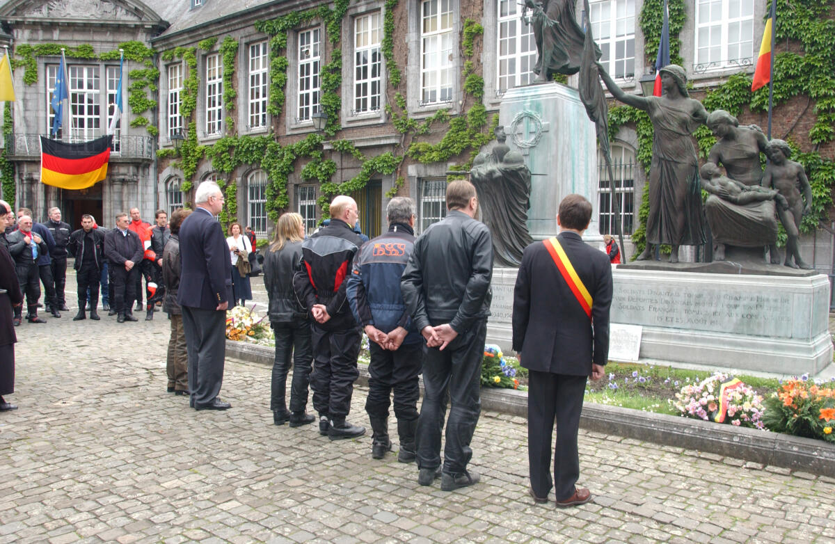  3. Internationale Freundschaftsfahrt der Sportgemeinschaft Abteilung Motorrad des Deutschen Bundestages. Unter dem Motto Euro Tour ging es von Berlin über Kassel, Koblenz, Luxembourg nach Brüssel. 182 teilnehmende Motorradfahrer und über 40 Begleiter waren vier Tage vom 09.05.02 bis zum 12.05.02 unterwegs. Hier bei einer Kranzniederlegung vor dem Rathaus von Dinant in Belgien.