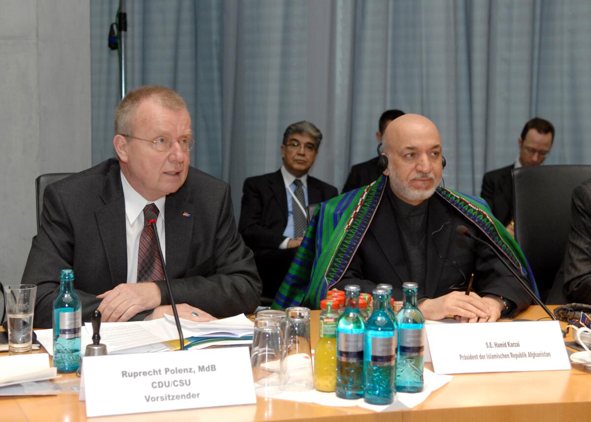 Ruprecht Polenz, (li), CDU/CSU, Vorsitzender des Auswärtigen Ausschusses des Deutschen Bundestag, empfängt den Präsidenten der Islamischen Republik Afghanistan, Hamid Karzai, (re), zu einem Gespräch. Polenz, Ruprecht; Karsai, Hamid Ruprecht Polenz, (li), CDU/CSU, Vorsitzender des Auswärtigen Ausschusses des Deutschen Bundestag, empfängt den Präsidenten der Islamischen Republik Afghanistan, Hamid Karzai, (re), zu einem Gespräch.