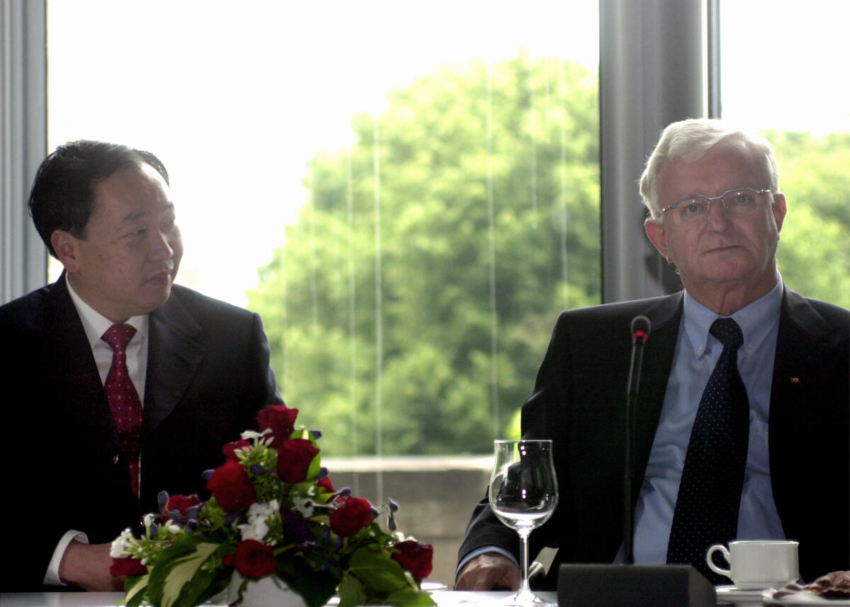 Seiters, Rudolf; Tonjaroen, Suchart Dr. h.c. Rudolf Seiters, CDU/CSU, Bundestagsvizepräsident, empfängt Suchart Tonjaroen, den Second Deputy Spaeker des Repräsentantenhauses des Königreichs Thailand.; Empfang, Reichstagsgebäude