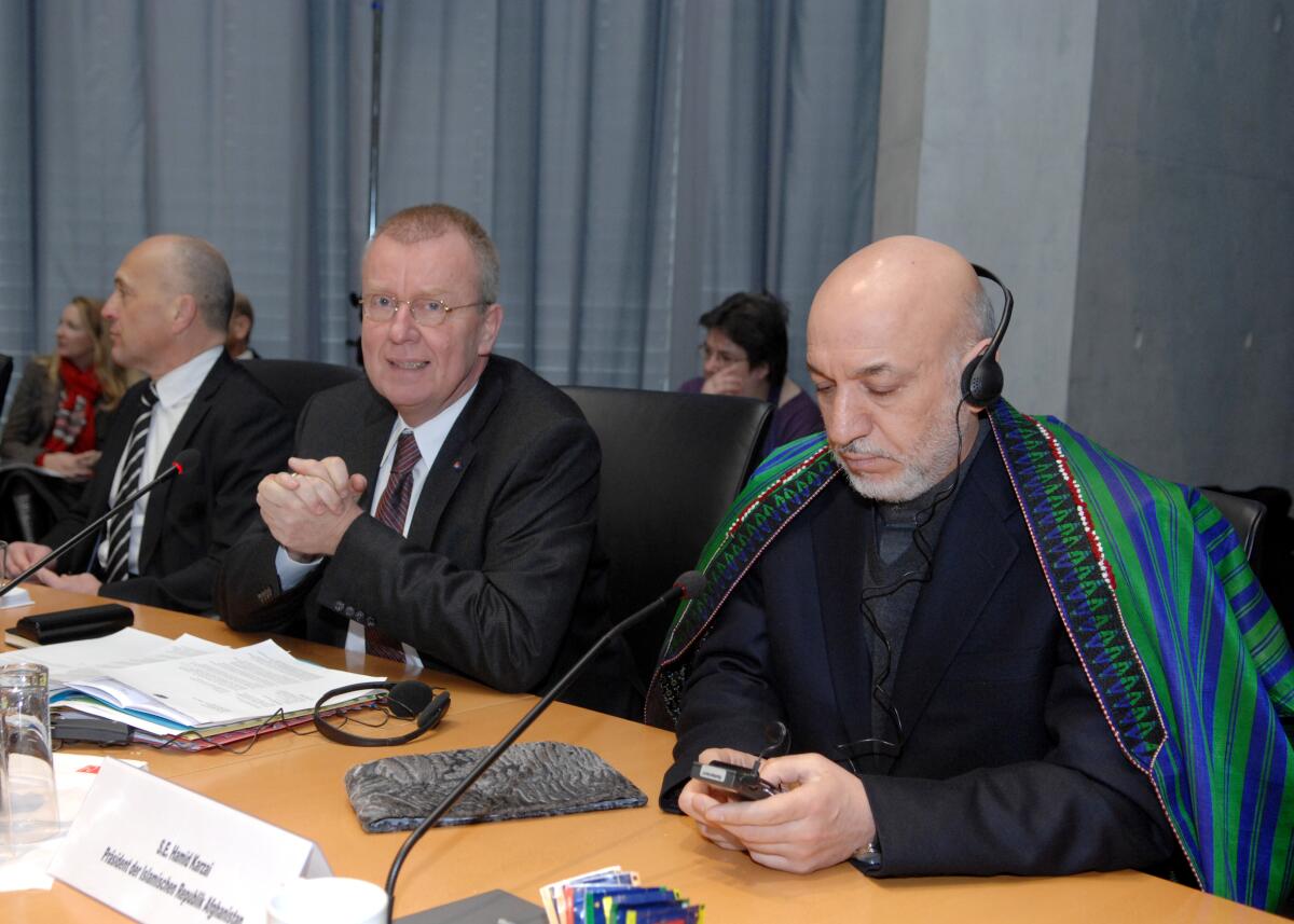Ruprecht Polenz, (2.v.li), CDU/CSU, Vorsitzender des Auswärtigen Ausschusses des Deutschen Bundestag, empfängt den Präsidenten der Islamischen Republik Afghanistan, Hamid Karzai, (re), zu einem Gespräch. Polenz, Ruprecht; Karsai, Hamid Ruprecht Polenz, (2.v.li), CDU/CSU, Vorsitzender des Auswärtigen Ausschusses des Deutschen Bundestag, empfängt den Präsidenten der Islamischen Republik Afghanistan, Hamid Karzai, (re), zu einem Gespräch.