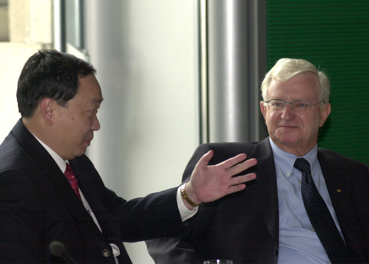 Seiters, Rudolf; Tonjaroen, Suchart Dr. h.c. Rudolf Seiters, CDU/CSU, Bundestagsvizepräsident, empfängt Suchart Tonjaroen, den Second Deputy Spaeker des Repräsentantenhauses des Königreichs Thailand.; Reichstagsgebäude, Empfang