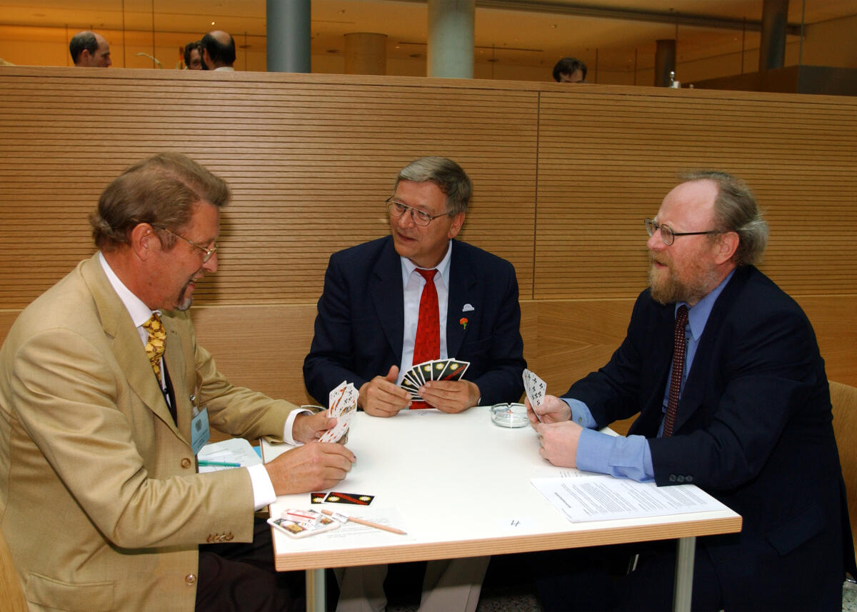 Bundestagspräsident Wolfgang Thierse, SPD, (rechts), begrüßt die Teilnehmer des 1. Parlamentarier-Skattunieres.; Sport, Karten, Spiel, Kartenspiel, Skat Thierse, Wolfgang Bundestagspräsident Wolfgang Thierse, SPD, (rechts), begrüßt die Teilnehmer des 1. Parlamentarier-Skattunieres.; Sport, Karten, Spiel, Kartenspiel, Skat