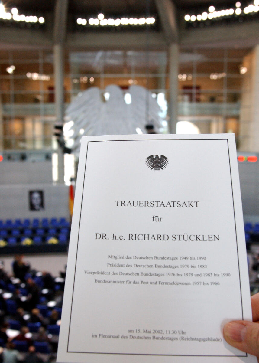  Einladung zum Trauerakt für Dr. h.c. Richard Stücklen, CDU/CSU, 1979 bis 1983 Präsident des Deutschen Bundestages, von 1976 bis 1979 und 1983 bis 1990 Vizepräsident des Deutschen Bundestages.