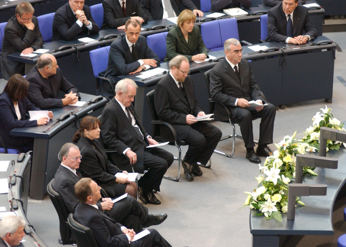 Thierse, Wolfgang; Rau, Johannes; Waigel, Theo Bundestagsabgeordnete während des Traueraktes für Dr. h.c. Richard Stücklen, CDU/CSU, 1979 bis 1983 Präsident des Deutschen Bundestages, von 1976 bis 1979 und 1983 bis 1990 Vizepräsident des Deutschen Bundestages, mit dabei 1. Reihe v.r.n.l., Dr. Theodor Waigel, CDU/CSU, Bundestagspräsident Wolfgang Thierse, SPD, Bundespräsident Johannes Rau, SPD.