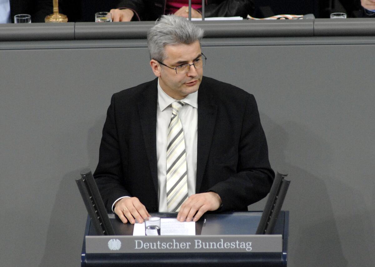 Axel Knoerig, CDU/CSU, Bundestagsabgeordneter, Abgeordneter, Mitglied des Deutschen Bundestages, MdB, Rede, Deutscher Bundestag, 19. Sitzung, TOP 13, Thema: Ausbildungschancen für Jugendliche.; Rednerpult. Knoerig, Axel Axel Knoerig, CDU/CSU, Bundestagsabgeordneter, Abgeordneter, Mitglied des Deutschen Bundestages, MdB, Rede, Deutscher Bundestag, 19. Sitzung, TOP 13, Thema: Ausbildungschancen für Jugendliche.; Rednerpult.