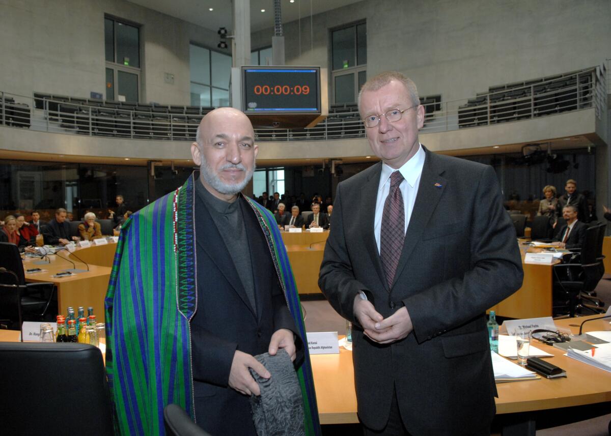 Ruprecht Polenz, (re), CDU/CSU, Vorsitzender des Auswärtigen Ausschusses des Deutschen Bundestag, empfängt den Präsidenten der Islamischen Republik Afghanistan, Hamid Karzai, (li), zu einem Gespräch. Polenz, Ruprecht; Karsai, Hamid Ruprecht Polenz, (re), CDU/CSU, Vorsitzender des Auswärtigen Ausschusses des Deutschen Bundestag, empfängt den Präsidenten der Islamischen Republik Afghanistan, Hamid Karzai, (li), zu einem Gespräch.