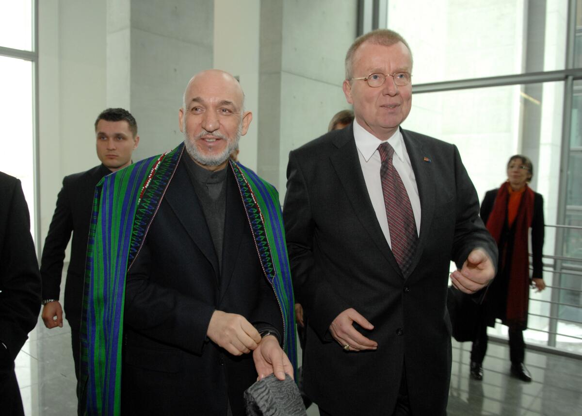 Ruprecht Polenz, (re), CDU/CSU, Vorsitzender des Auswärtigen Ausschusses des Deutschen Bundestag, empfängt den Präsidenten der Islamischen Republik Afghanistan, Hamid Karzai, (li), zu einem Gespräch. Polenz, Ruprecht; Karsai, Hamid Ruprecht Polenz, (re), CDU/CSU, Vorsitzender des Auswärtigen Ausschusses des Deutschen Bundestag, empfängt den Präsidenten der Islamischen Republik Afghanistan, Hamid Karzai, (li), zu einem Gespräch.