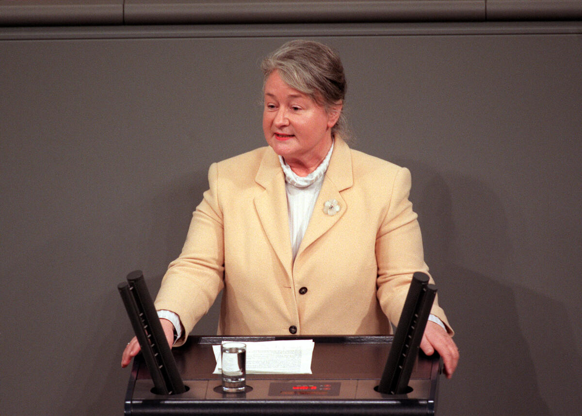 Blank, Renate Renate Blank, CDU/CSU, MdB, Rede im Deutschen Bundestag.; Bundestagsabgeordnete, Abgeordnete, Plenum, Rednerpult