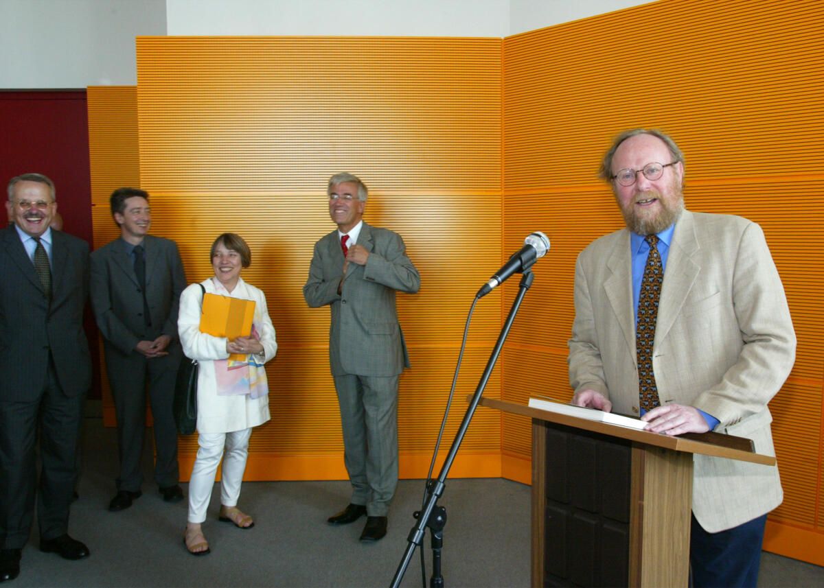 Thierse, Wolfgang Wolfgang Thierse, SPD, Bundestagspräsident, (rechts), erhält den Schlussbericht der Enquete Komission " Zukunft des Bürgerschaftlichen Engagements".